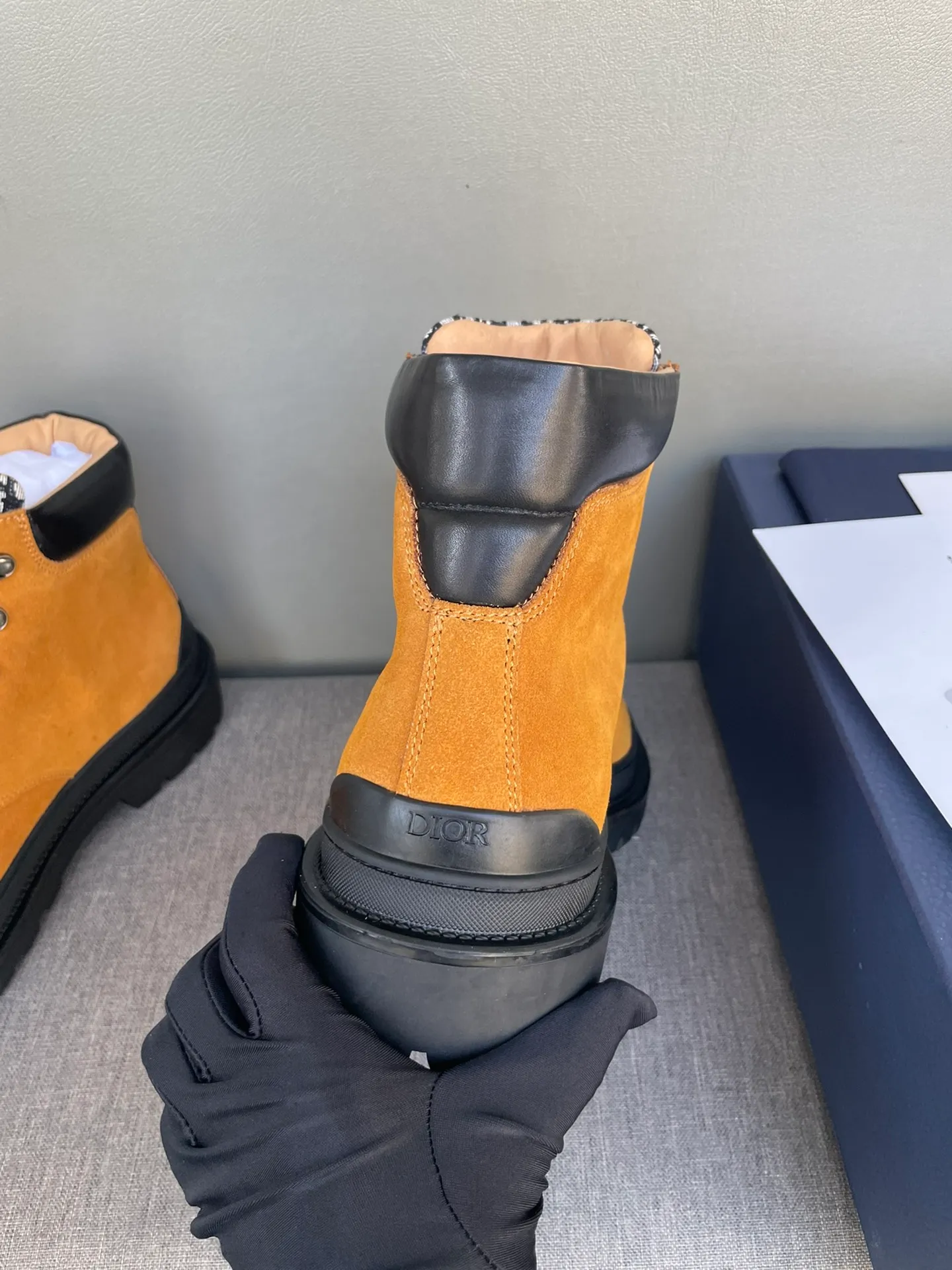 [DIOR] Top P: 1000💰 Number of yards: 39~44 (38.45 custom-made, non-refundable) Dior Dior~ Winter series, original 1:1 development Casual men's leather shoes Heavy investment, shoes and boots are made of imported cowhide + imported Dior special fabric Not easy to deform black cowhide lining Dior large hardware inlay Original TPU vacuum outsole, black cowhide Black open edge beads Military green suede Black suede Khaki suede leather is crafted by a large factory, and the perfect product is only prepared for you who know your taste! Any comparisons are welcome.